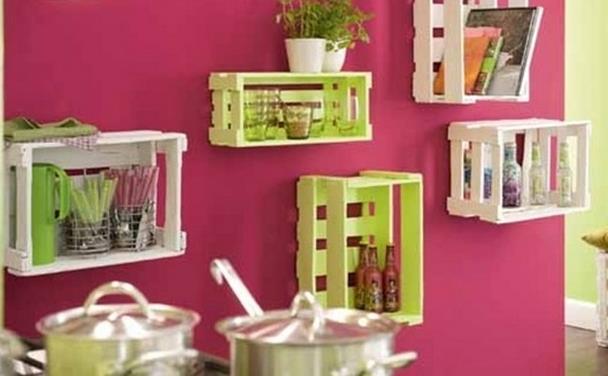 Foto: http://www.upcycled-wonders.com/wp-content/uploads/2014/09/upcycling-wooden-crates-hangling-kitchen-shelves-creative-diy-recycled-ideas-620x330.jpg