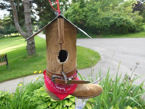 http://yourhouseandgarden.com/10-great-ideas-to-give-your-garden-a-touch-of-whimsy/2/