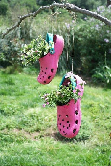 http://www.decor4all.com/plants-flowers-old-shoes-boots-20-garden-decorations/14650/