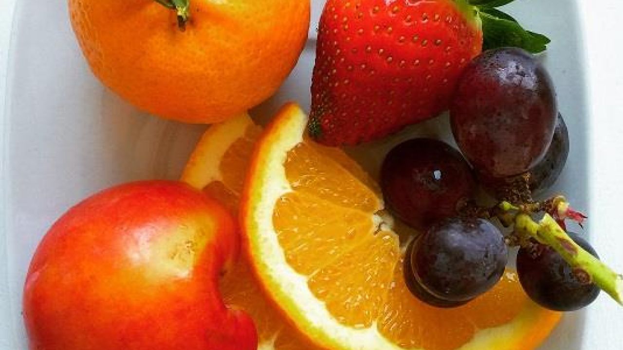 Volete eliminare i pesticidi nella frutta? Lavare e sbucciare non basta