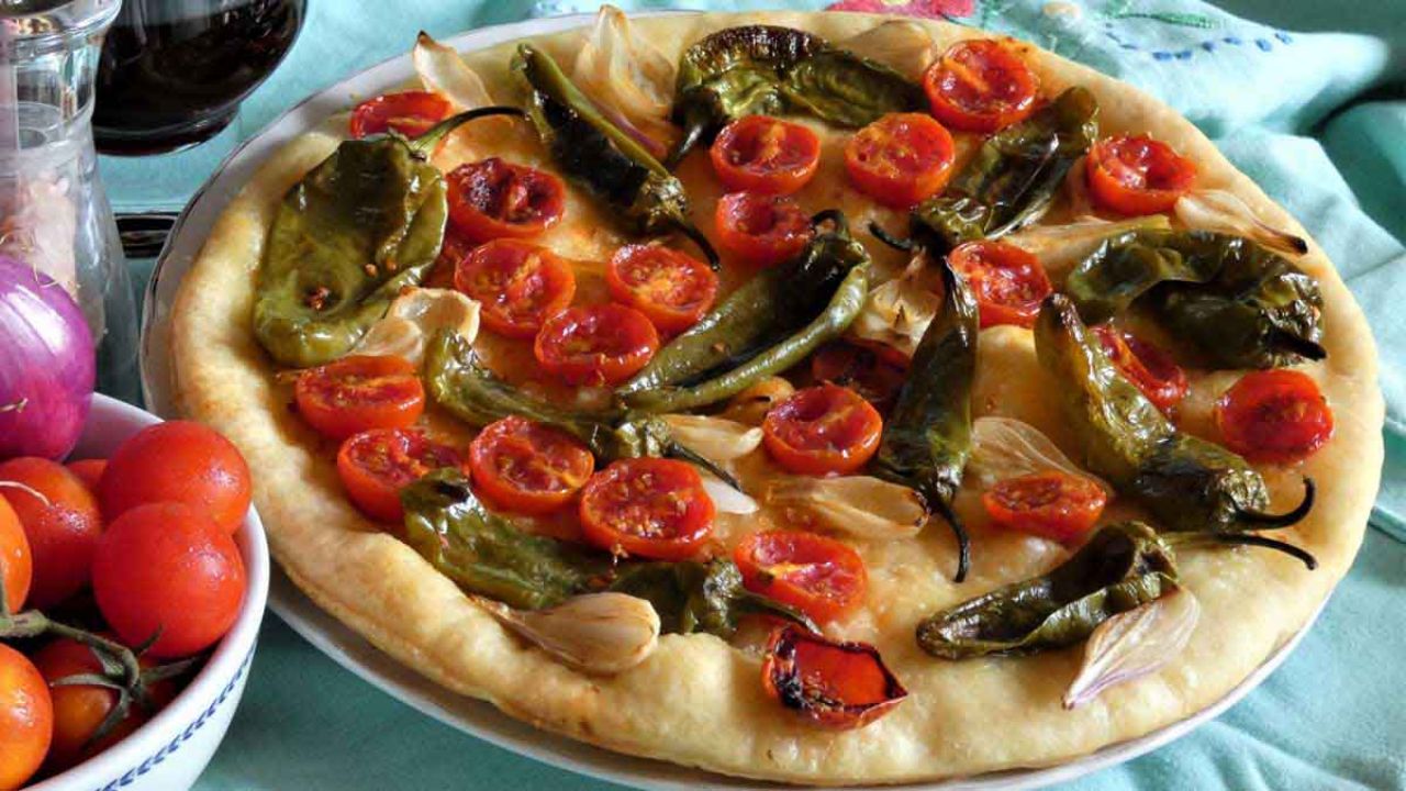 focaccia tricolore pomodorini friggitelli e cipolla