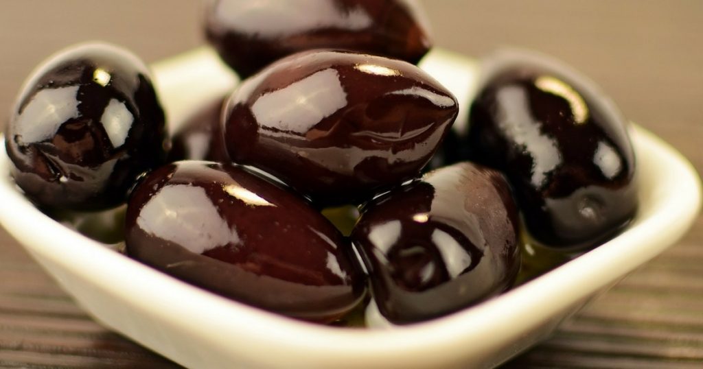 Mangiare olive nere fa bene grassi buoni