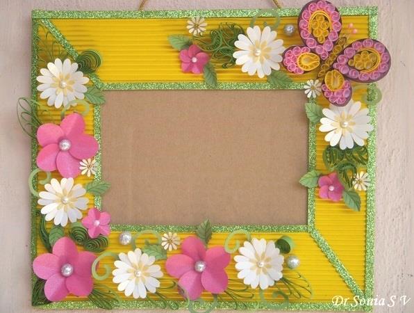 Foto: http://cardsandschoolprojects.blogspot.it/2012/02/paper-flowers-on-handmade-photoframe.html