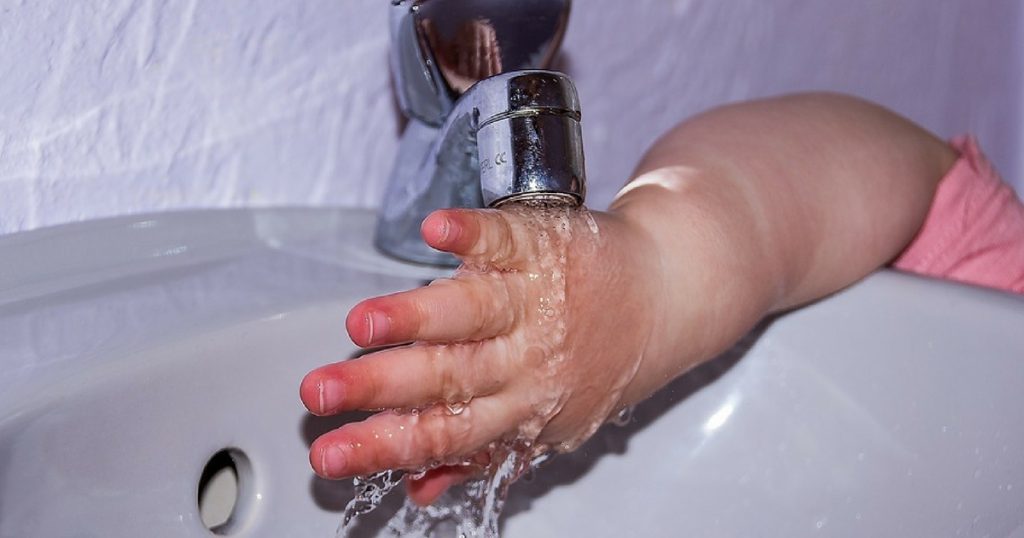 lavarsi le mani acqua e sapone