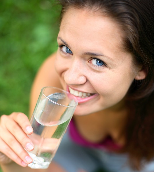 Bere più acqua minerale può aiutare a perdere peso