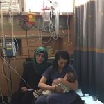 Infermiera israeliana allatta bimbo palestinese