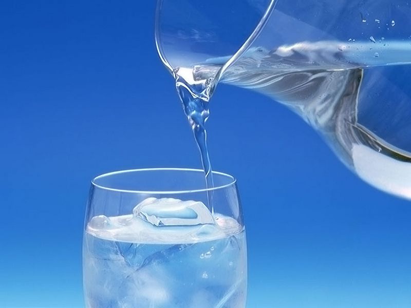 quanti litri di acqua bere al giorno