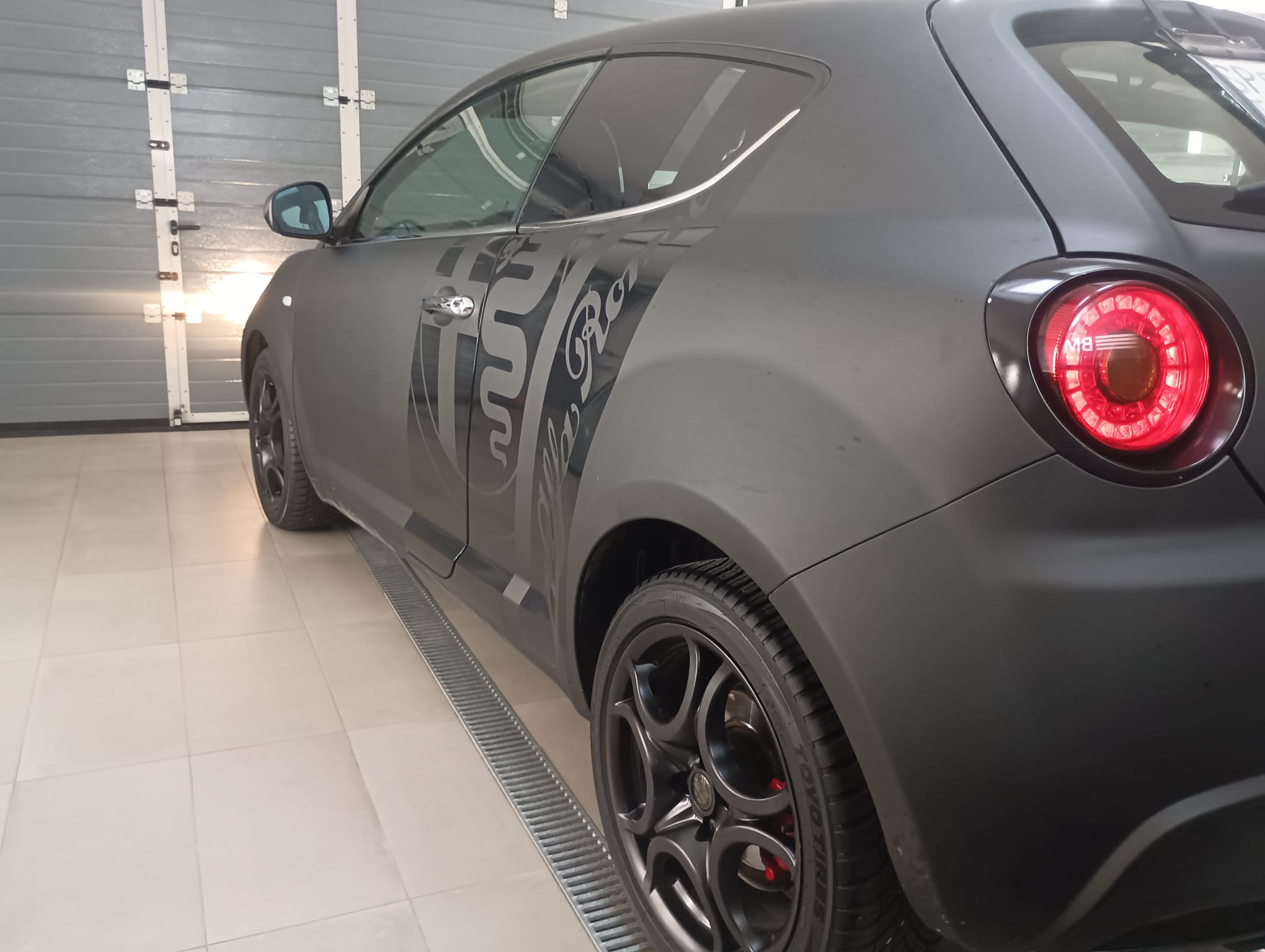 Auto ricondizionata Adema Automotive esposta nel salone