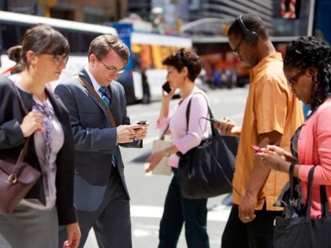 Multa per chi attraversa la strada guardando lo smartphone